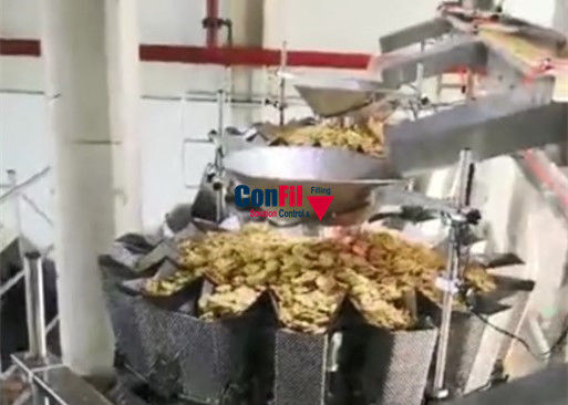 Una macchina imballatrice di pesatura automatica di 10 teste per la catena d'imballaggio del forno VFFS dei pancake